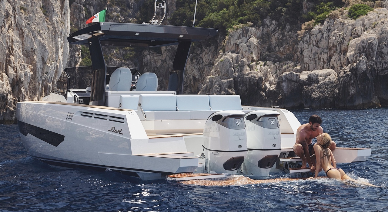 Fiart Seawalker da 35 piedi motorizzato con i due fuoribordo Suzuki V6 da 4.4 litri