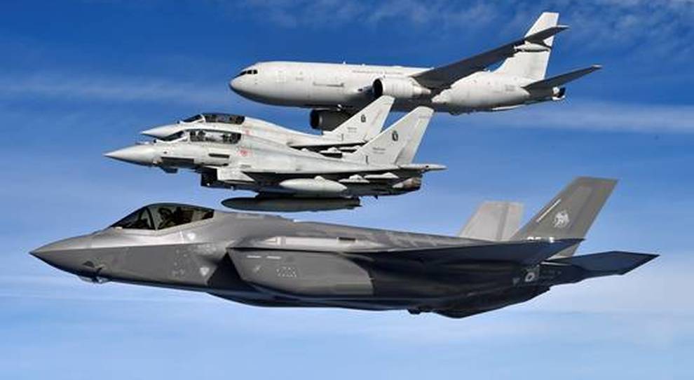 Un F35 in volo insieme a due F16