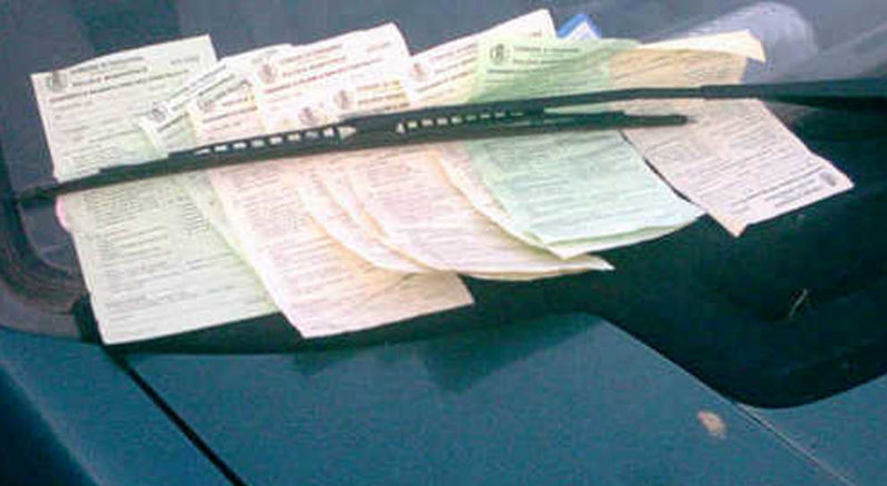 Multe accumulate sul parabrezza di un'auto