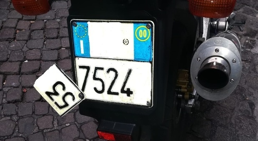 Targa manomessa per beffare la Ztl: svelato il trucco del professionista in scooter