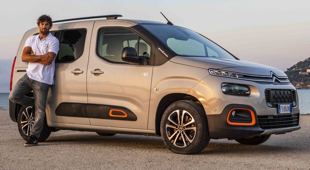 Matteo Iachino, campione del mondo di windsurf, con la Citroen Berlingo