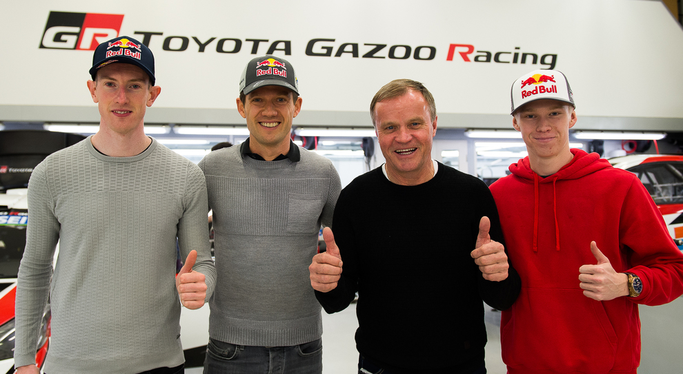 Da sinistra Elfyn Evans, Sebastien Ogier con il team principal Tommi Mäkinen e Kalle Rovanpera