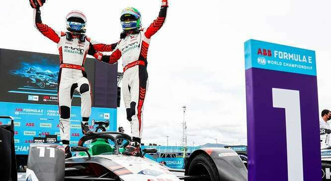 Doppietta dell'Audi nel primo ePrix di Puebla, ottavo appuntamento della stagione 2021 di Formula E. Lucas Di Grassi (a destra) ha vinto la prima gara messicana precedendo il compagno di squadra René Rast per appena quattro decimi di secondo