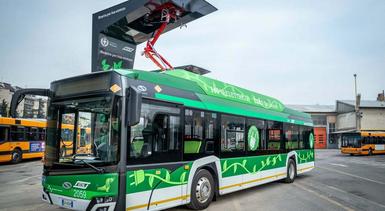 Un bus elettrico in ricarica