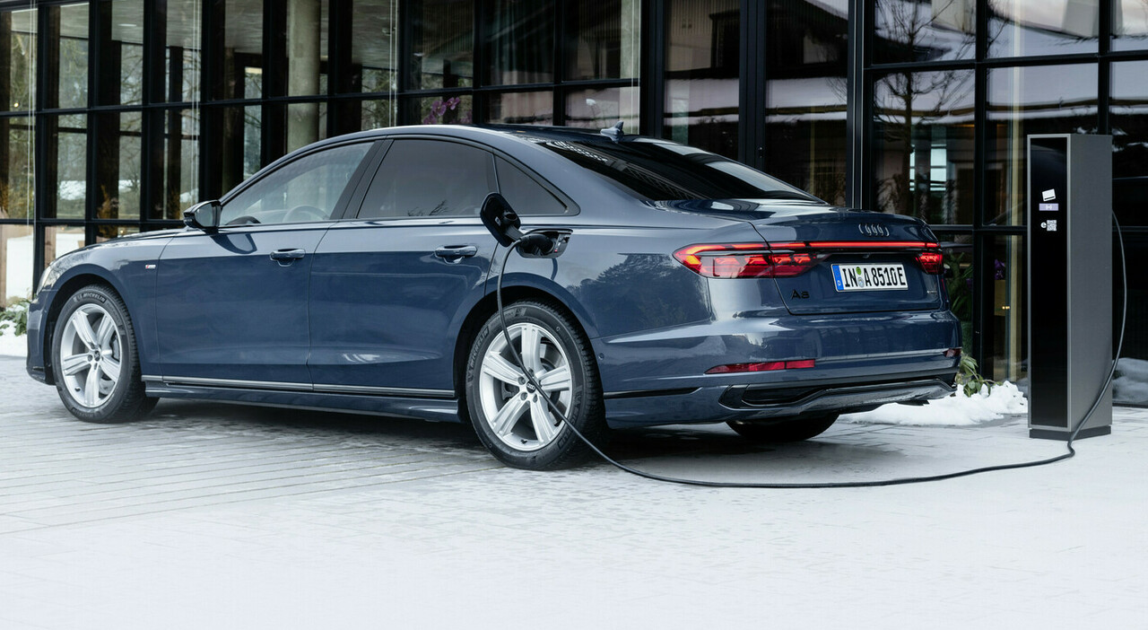La nuova Audi A8 mentre fa il pieno di elettroni