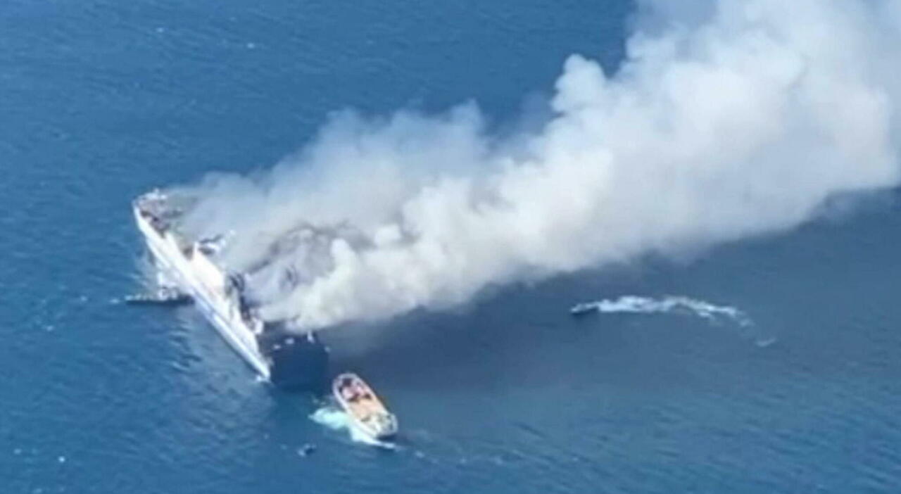 Φόβοι για πυρκαγιά σε οχηματαγωγό, μέγιστη διαρροή στη θάλασσα.  Δώδεκα αγνοούνται