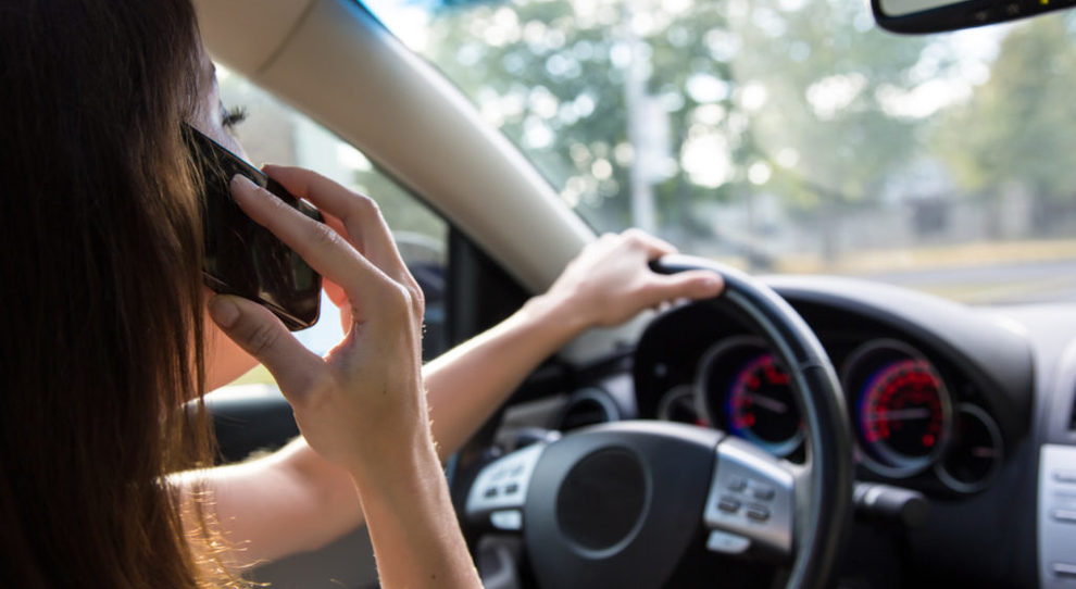 Guida col cellulare, 82 multe in 7 giorni. Individuati da agenti municipale in abiti civili e a bordo di moto civetta