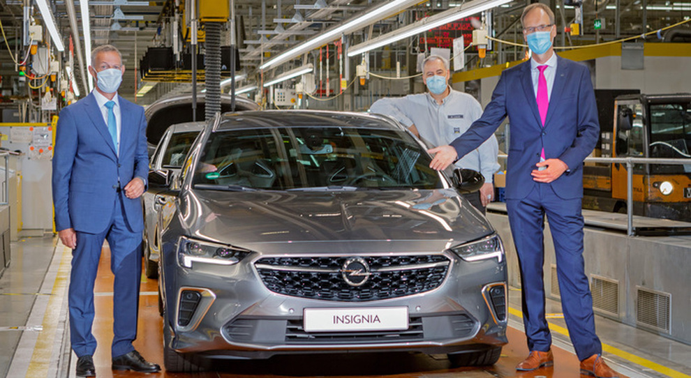 Da sinistra il sindaco di Rüsselsheim, Udo Bausch, ed il ceo Opel, Michael Lohscheller