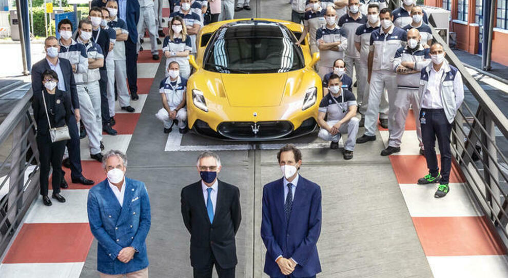 Da sinistra Davide Grasso, ceo di Maserati, Carlos Tavares e John Elkann e rispettivamente ad e presidente di Stellantis hanno visitato oggi lo storico stabilimento Maserati di Via Ciro Menotti a Modena.