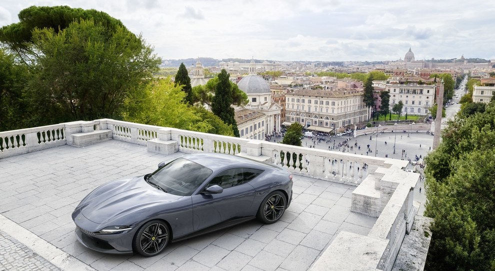 La Ferrari Roma sulla terrazza del Pincio a Roma