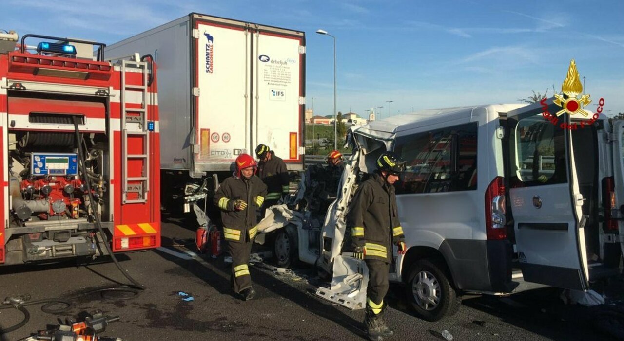 Incidente A4 6 morti e un ferito grave Pullmino disabili contro un