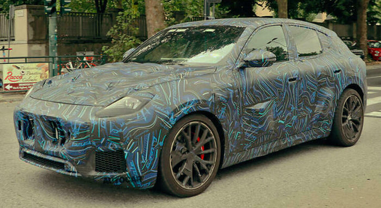 La Maserati Grecale ancora in preproduzione con la livrea camuffata