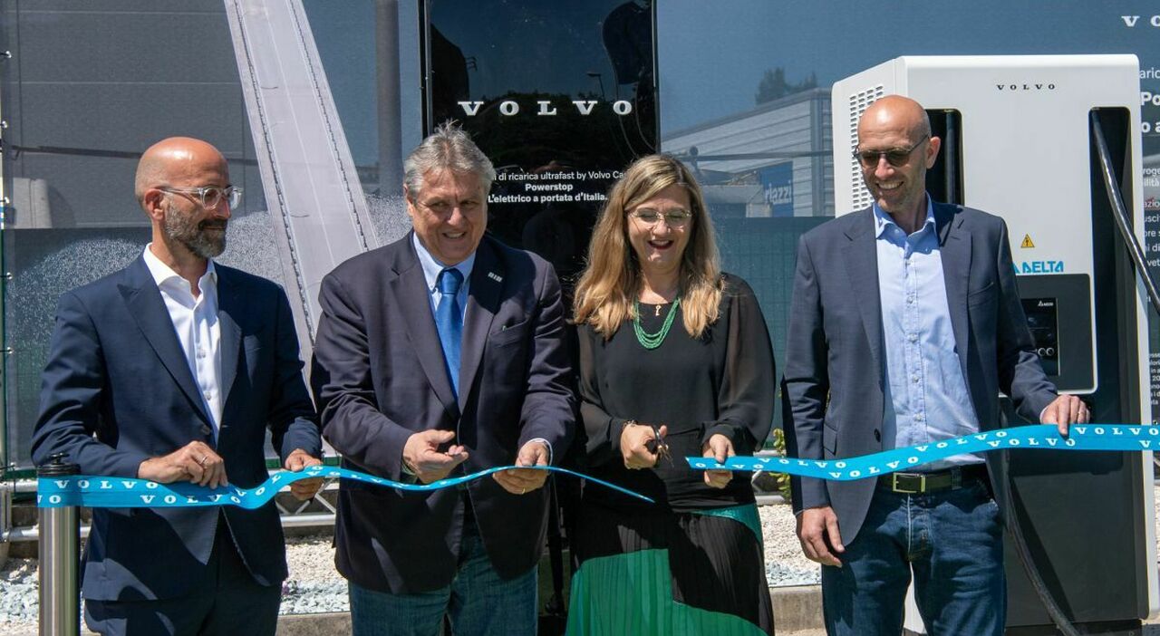Enrico, Luca, Giovanni e Marta Pieralisi al taglio del nastro