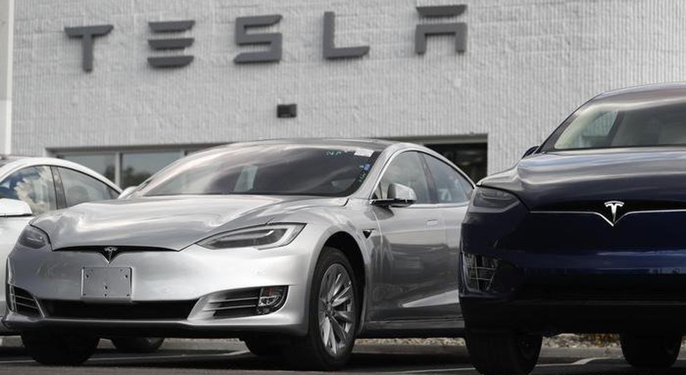 Tesla crolla in borsa: -9%, deludono consegne e taglio prezzi. Analisti prevedono 2019 difficile