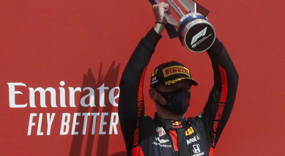 Live F1, GP Silverstone diretta: vince Verstappen che batte le Mercedes, quarto Leclerc