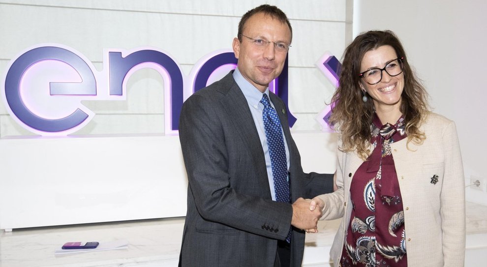 Il responsabile di Enel X, Francesco Venturini e l'assessore all'Agricoltura, Promozione della Filiera e della Cultura del Cibo, Ambiente e Risorse Naturali della Regione Lazio, Enrica Onorati, durante l'incontro per la sigla del protocollo intesa mobilit