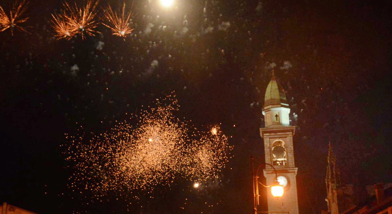 Rivignano Teor, in Friuli la festa dei morti più antica d'Europa: sfilata di bare, carri funebri e fumogeni