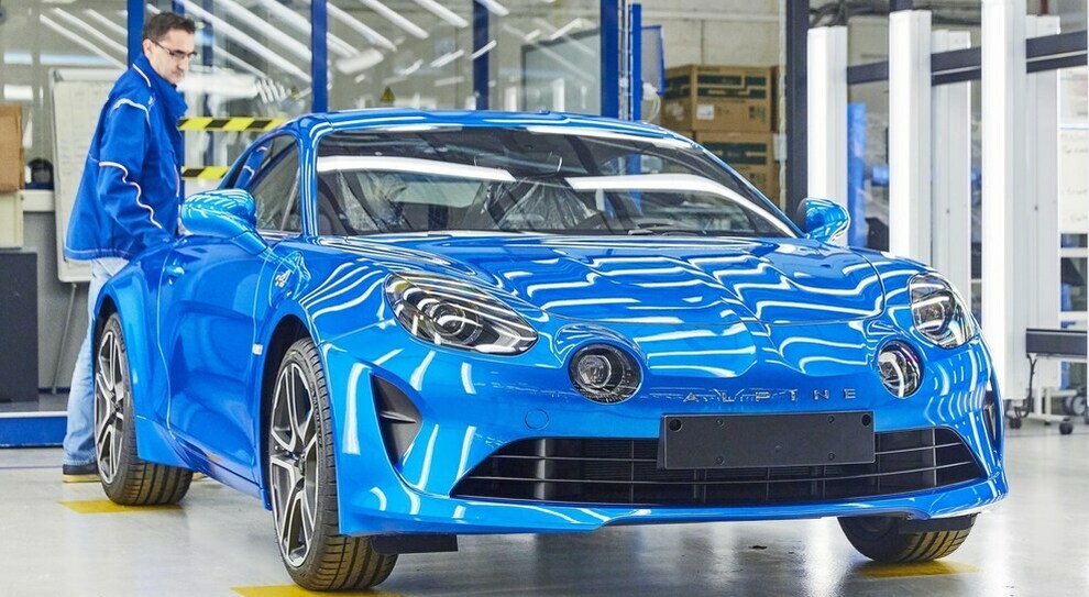 La Alpine A110 nella fabbrica di Dieppe