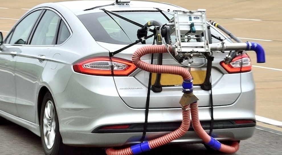 Un'auto sottoposta al test sulle emissioni durante il ciclo di marcia su strada