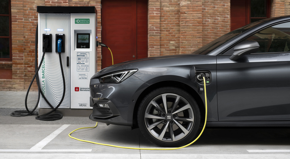 La Seat Leon e-Hybrid in ricarica
