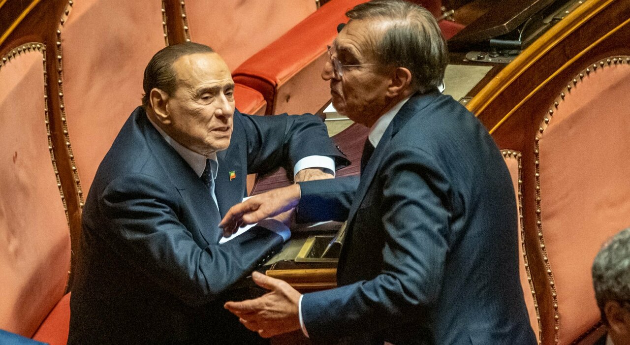 Berlusconi, il vaffa a La Russa e quella frase in Senato: «Le farò vedere chi sono...». Cosa è successo