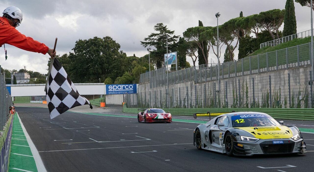 L'Audi R8 LMS di Drudi, Ferrari e Agostini vincitrice nell'appuntamento romano del campionato italiano GT mentre taglia il traguardo