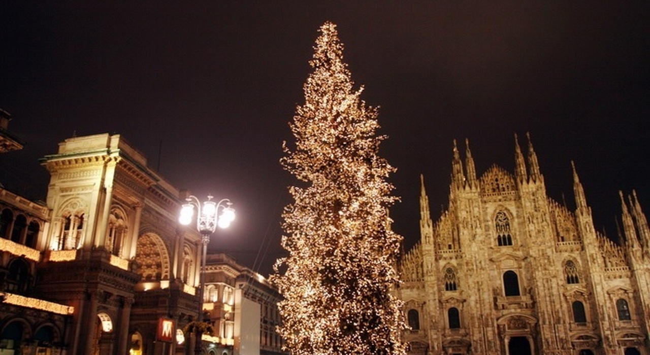 Milano, Il Maxi Albero Di Natale Che Illuminerà Piazza Duomo: Ecco Da ...