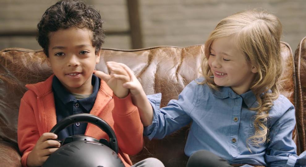 Due dei bambini protagonisti della campagna sociale Aci