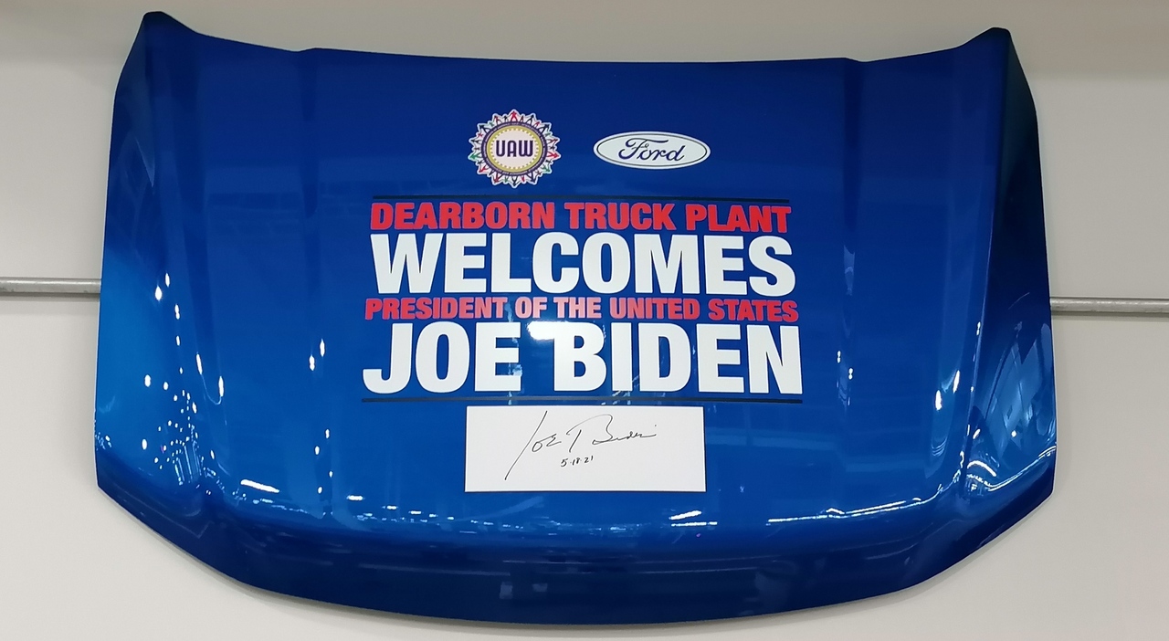 Il cofano del Ford Lightning elettrico firmato dal presidente degli Stati Uniti Joe Biden