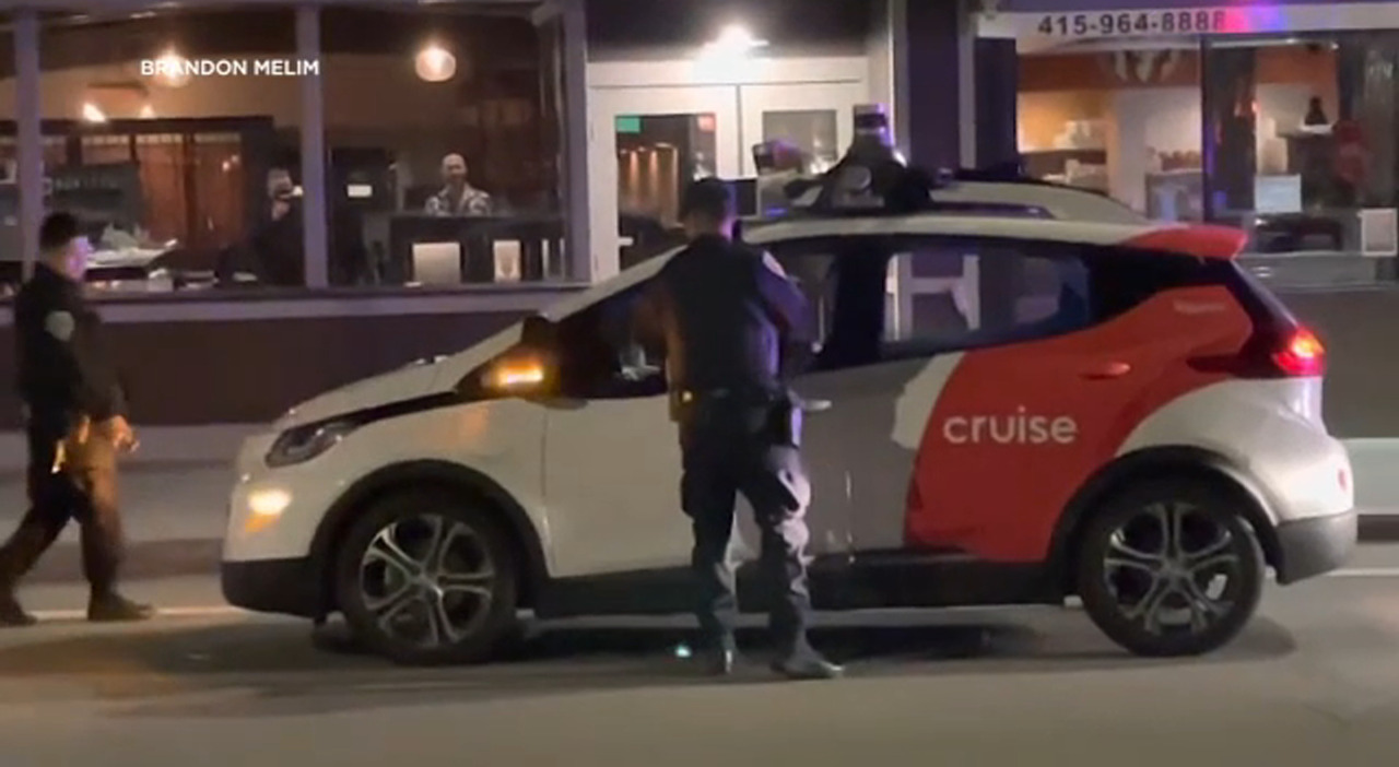 Il veicolo di Cruise driverless fermato dagli agenti senza luci accese