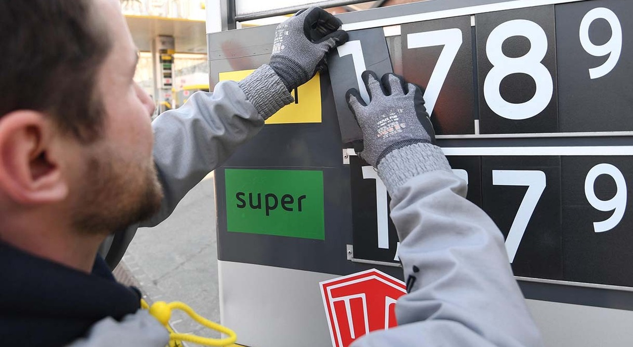 Prezzi in discesa per i carburanti