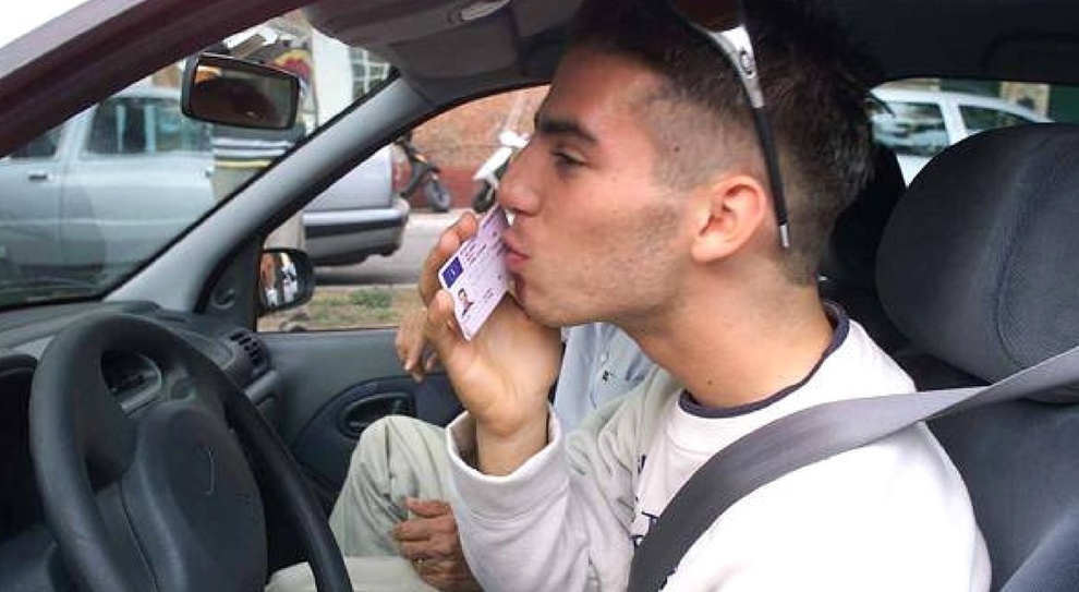Un giovane esaminando ha appena superato l'esame della patente B