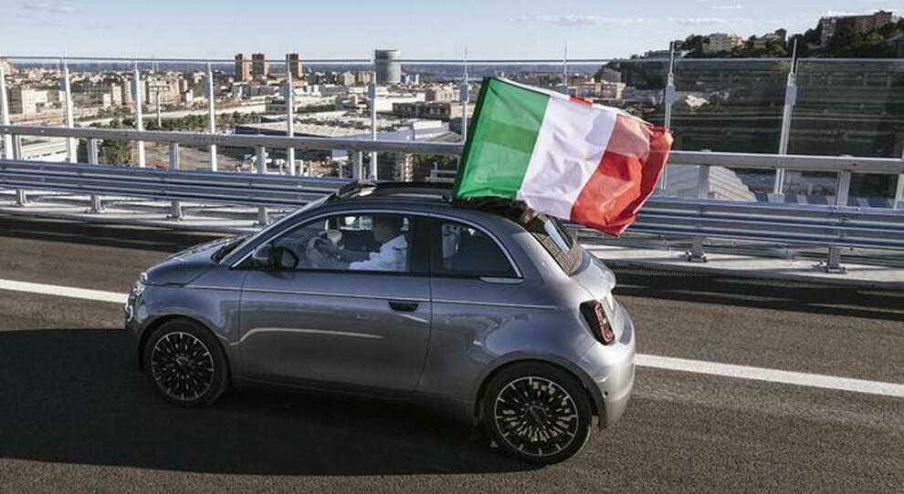 La Nuova 500 elettrica portabandiera sul Ponte San Giorgio di Genova