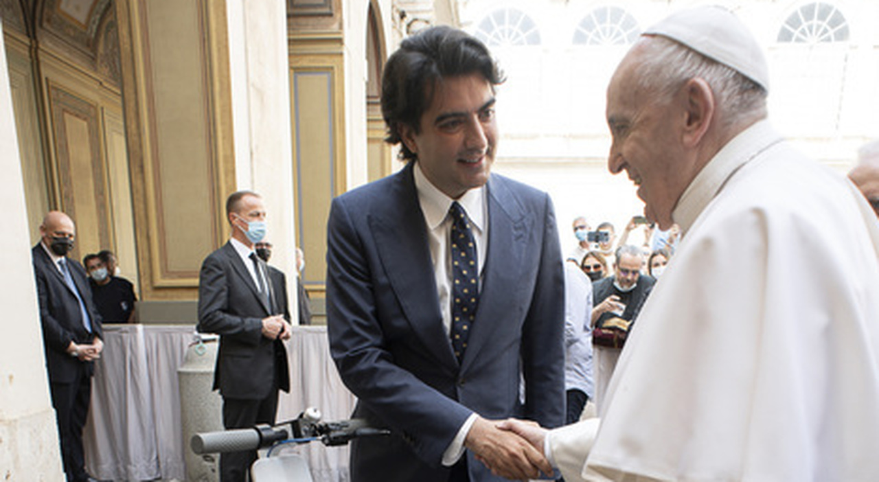 Papa Francesco con il l presidente dell'associazione di categoria del comparto sharing mobility in Italia, Matteo Tanzilli