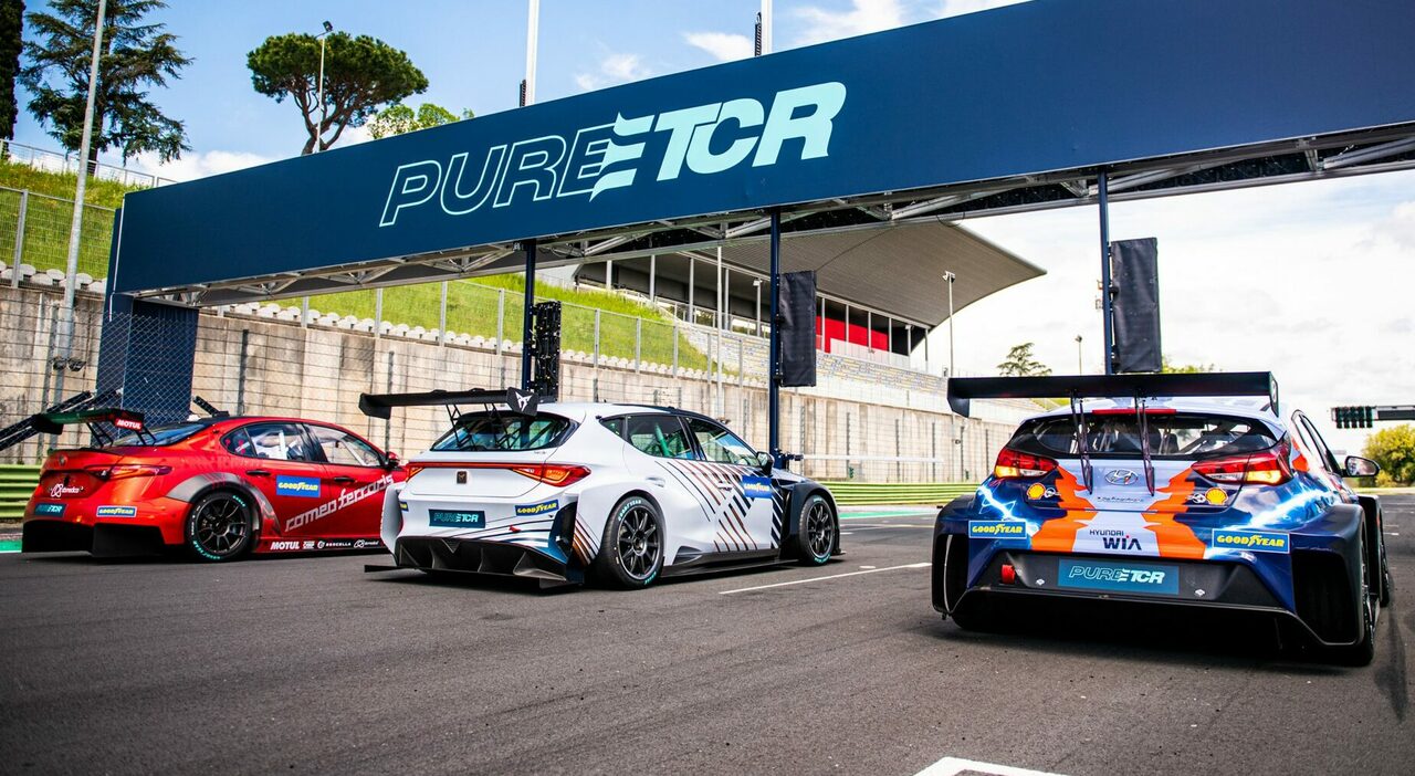 Alcuni dei bolidi elettrici dell'esordiente campionato turismo PURE ETCR