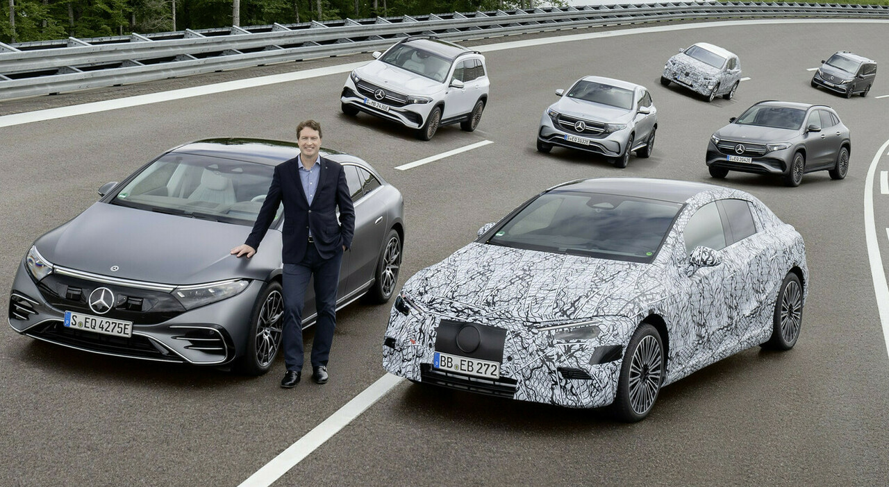 il ceo di Daimler AG e Mercedes Benz AG, Ola Källenius con i modelli elettrificati della Stella