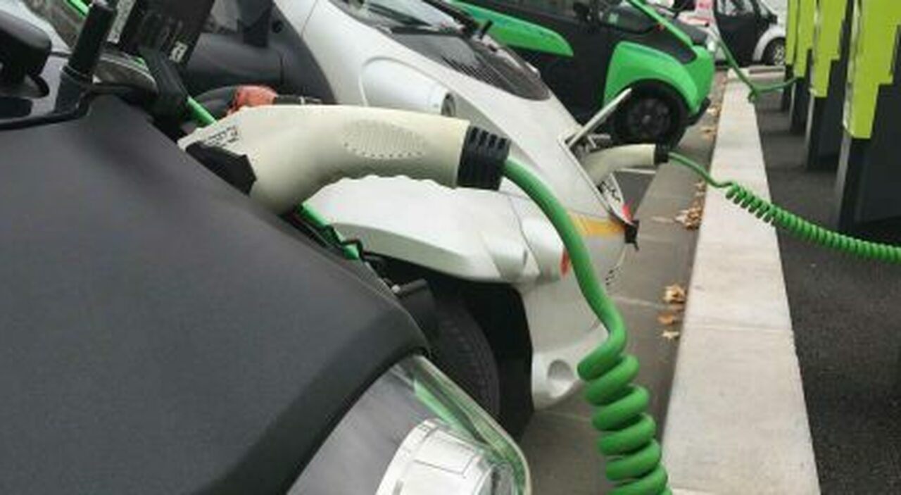 Auto elettriche in ricarica