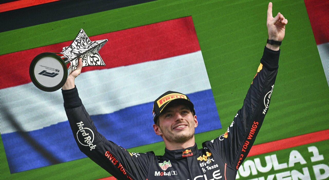 Max Verstappen si gode il suo momento di gloria sul podio di casa