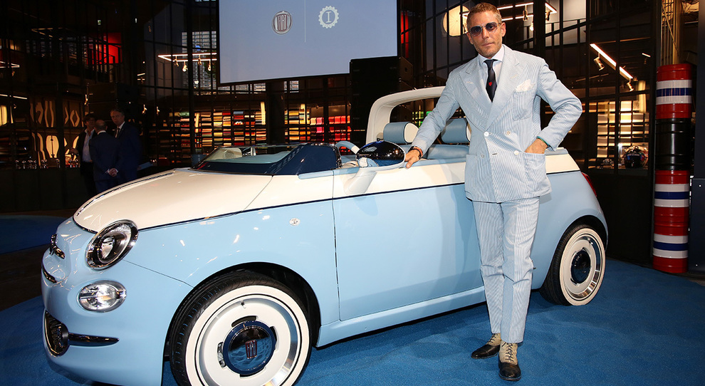 Lapo Elkann con il prototipo della Fiat 500 Spiaggina di Garage Italia