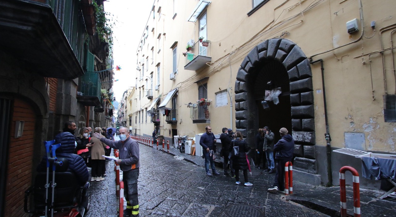 Napoli, sos ai Colli Aminei: «Stanno occupando dieci appartamenti»
