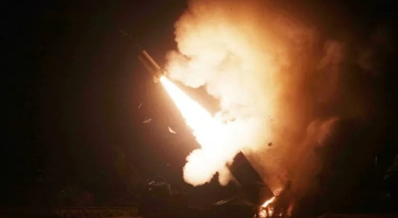 Corea Nord, Usa e Seul lanciano 4 missili nel Mar del Giappone: uno si schianta al suolo per errore. Ecco la risposta al test di Kim