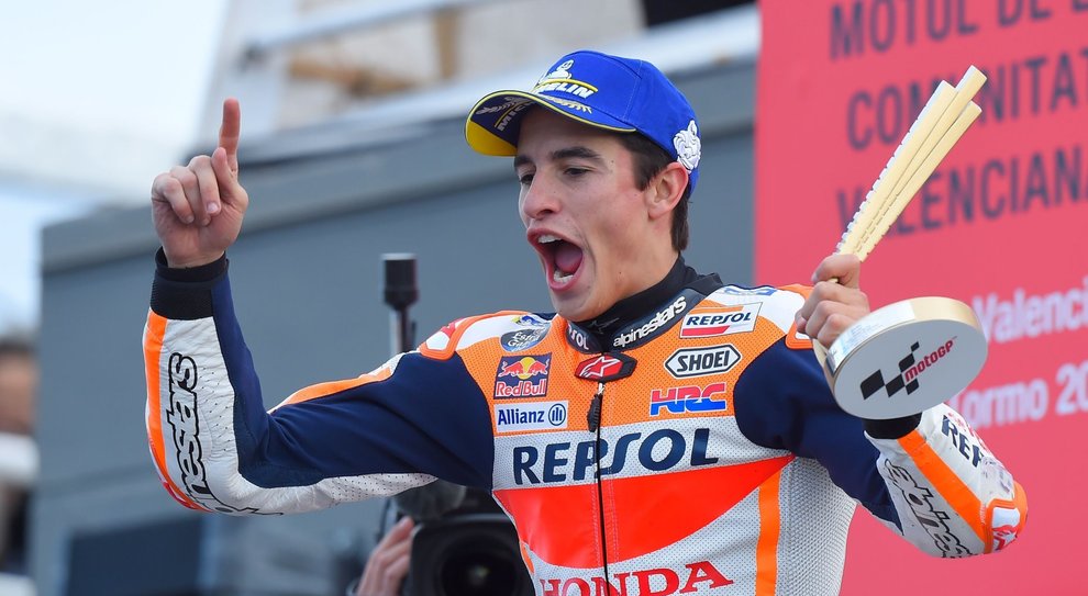 Marc Marquez festeggia la vittoria sul podio a Valencia