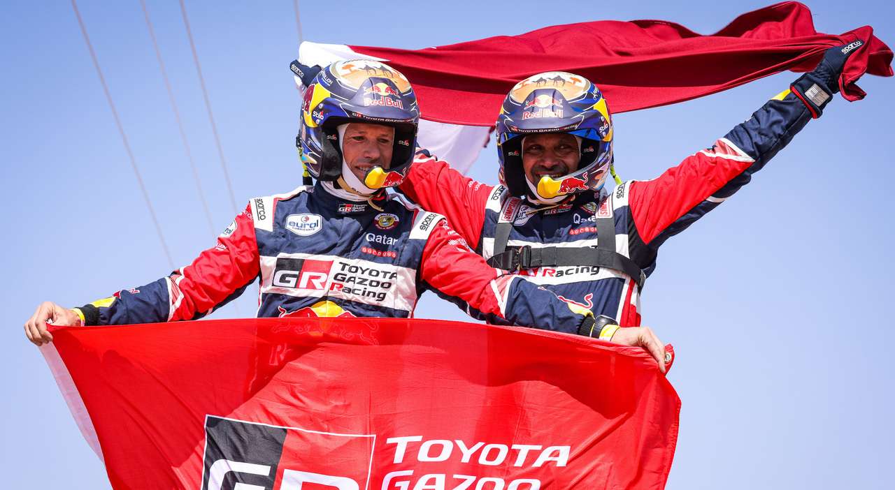 A destra Nasser al-Attiyah, al volante della Toyota, ha vinto il suo quarto rally-raid Dakar con il navigatore, Matthieu Baumel