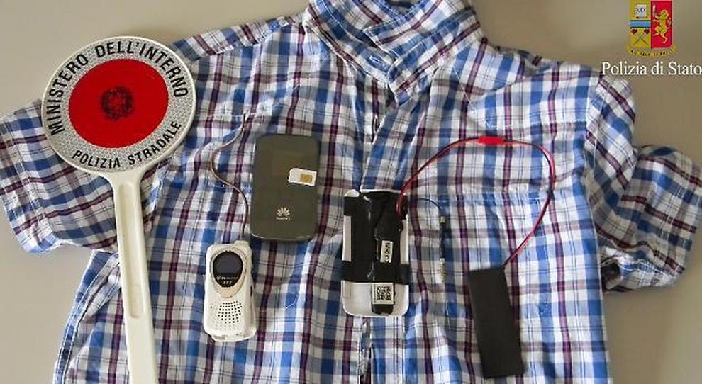 Patente, quiz perfetti con risposte suggerite con auricolare. Aveva pagato ai complici 3.500 euro