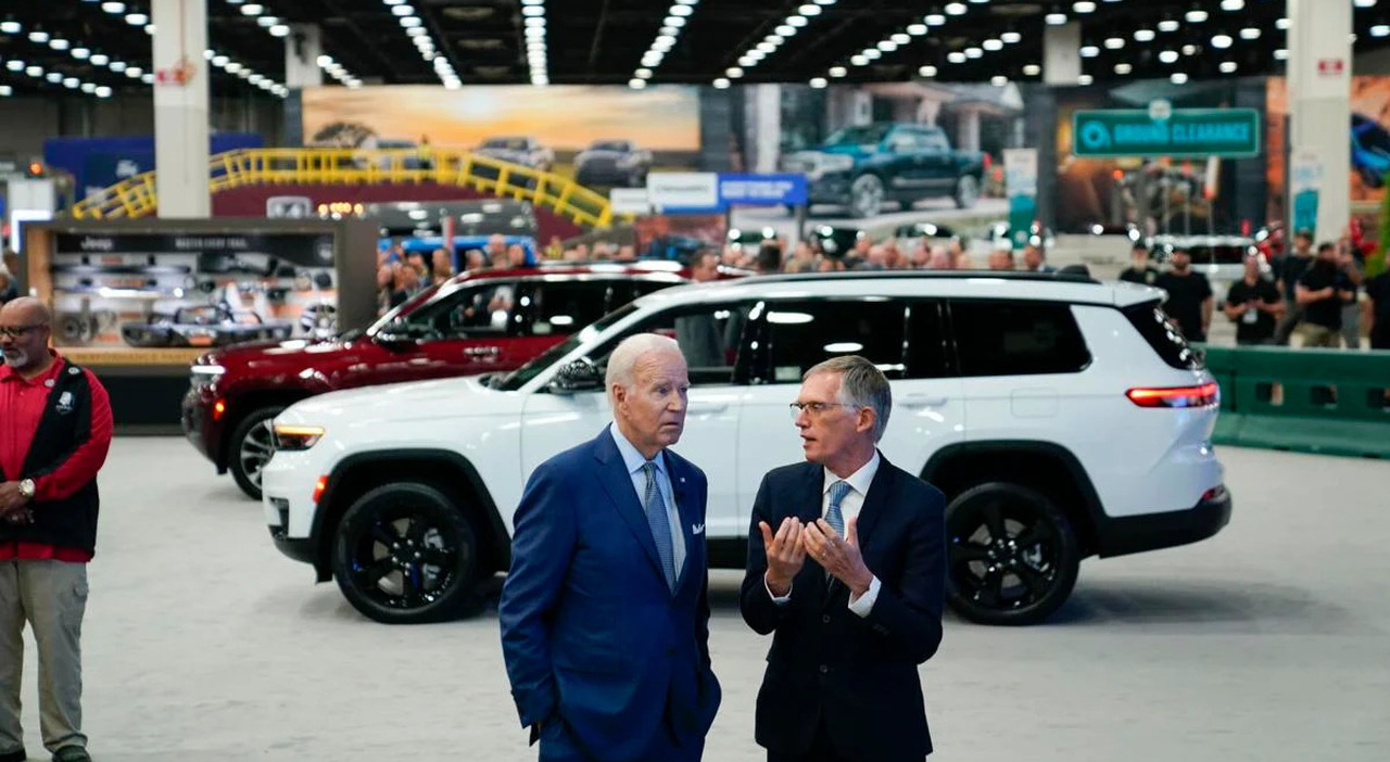 Biden e Tavares al Detroit Auto Show