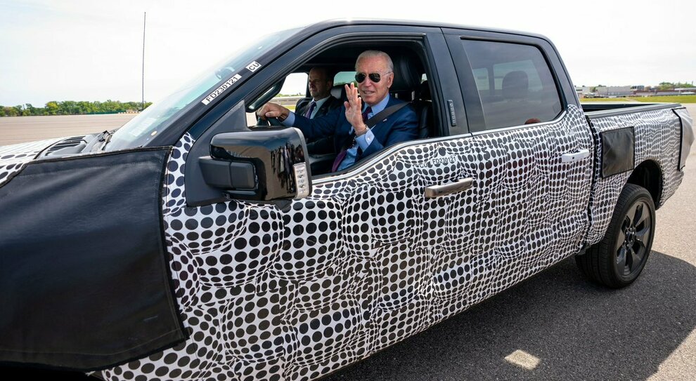 Il presidente Biden al volante di un prototipo Ford durante la sua visita allo stabilimento in Michigan