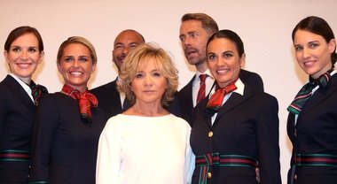 Nuove divise con frescolana blu, seta e cinture tricolori: Ferretti firma Alitalia