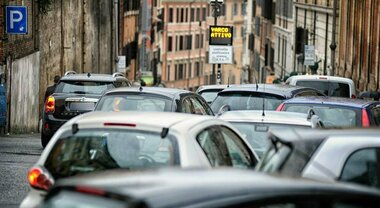 Roma, assessore mobilità: da novembre stop auto inquinanti in fascia verde. Patanè: «Attueremo divieti con segnaletica e telecamere»