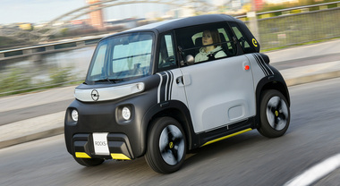 Opel, arriva la baby e-Rocks ideale per la città. Il quadriciclo per chi vuole 4 ruote per muoversi agilmente