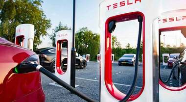 Tesla, aumentano le tariffe di ricarica in Europa. In Italia è +35%, prezzo allineato ad altri fornitori